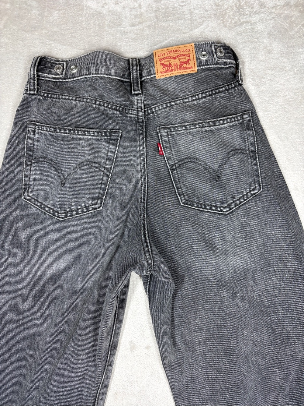 Levi’s Women’s Cinch Barrel Past Lives Black Raw Hem 100% Cotton Denim Jeans 25 - Picture 11 of 16